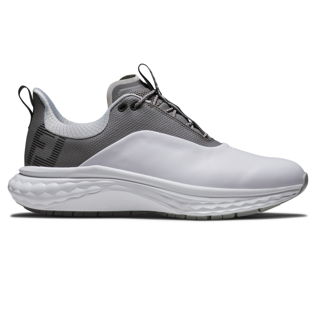 FootJoy FJ Quantum spikeless golfsko herr i vitt och grått, sedd från sidan