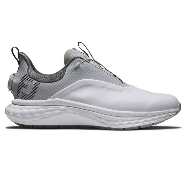 FootJoy FJ Quantum BOA spikeless golfsko herr i vitt, grått och svart med BOA-vred, sedd från sidan