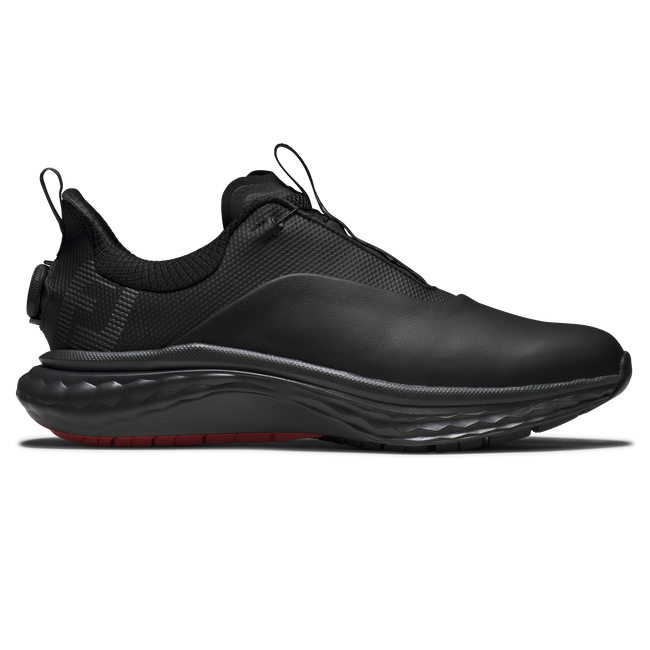 FootJoy FJ Quantum BOA spikeless golfsko herr i svart, grått och rött med BOA-vred, sedd från sidan