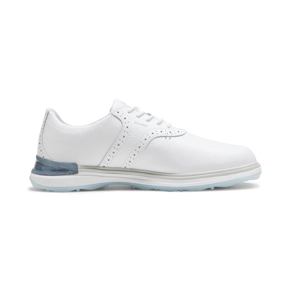 Puma Avant spikeless golfsko för herr i vitt och grått med brogue-detaljer, sedd från sidan